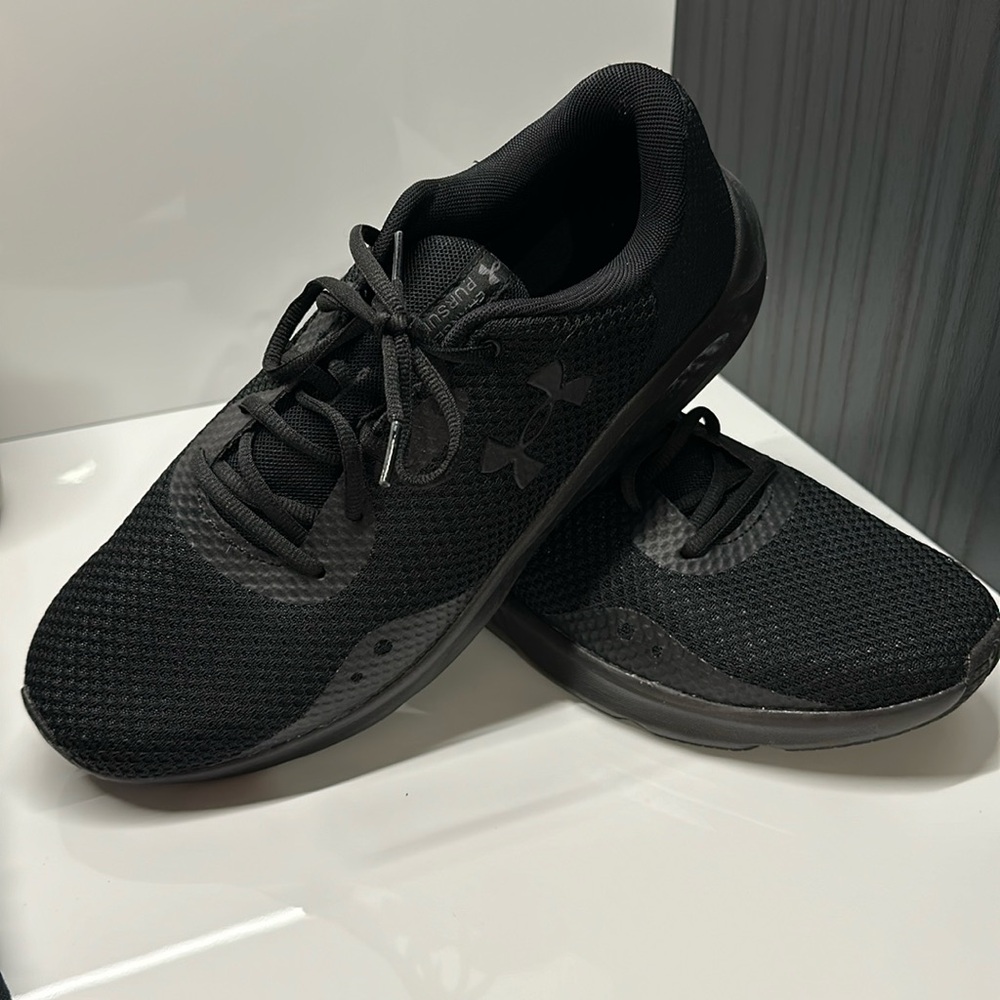 Men’s Charged Pursuit UA black sneakers